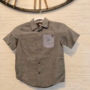 Boys short sleeve button down shirt. Size 6-7